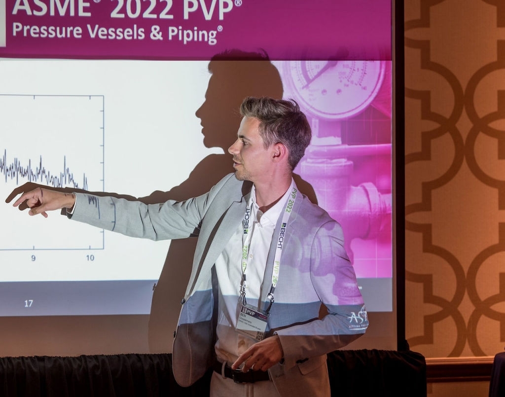 Ben Cloostermans (R&D Engineer ERIKS Belgien) präsentiert seine Forschungsergebnisse auf der ASME 2022