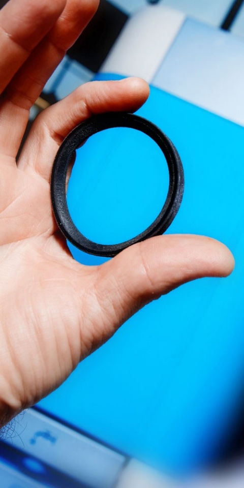 Ein O-Ring wird zwischen dem Daumen und dem Zeigefinger gehalten