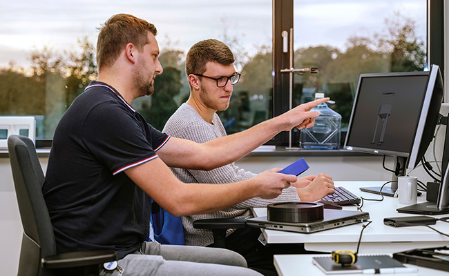 ERIKS Mitarbeiter sitzen vor einem Computer und analysieren einen Sachverhalt.