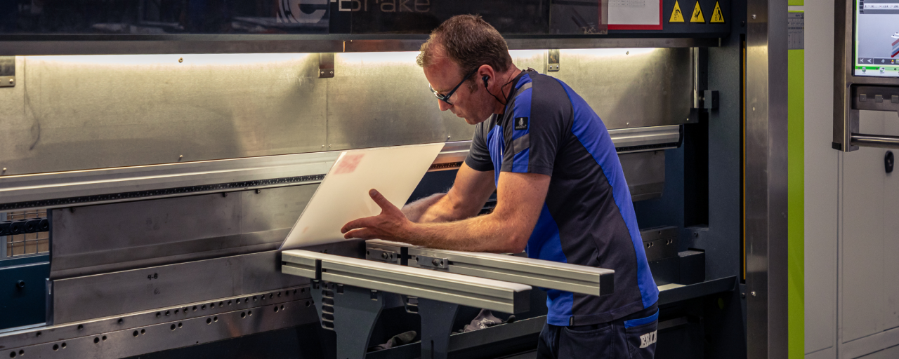 Linkedin Post - Shoes (600 x 600 px) - 1 Een ERIKS-medewerker bedient een precisie-machine en verwerkt zorgvuldig een plastic plaat in een industriële omgeving.