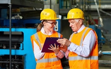 Produktionsmitarbeiter mit Schutzhelmen