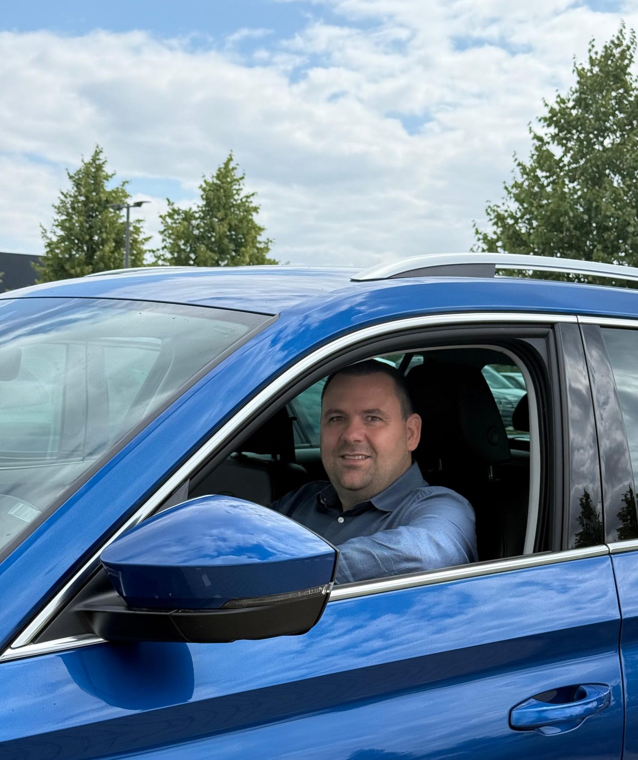 Application Engineer Ein Mann sitzt im Auto und schaut hinaus